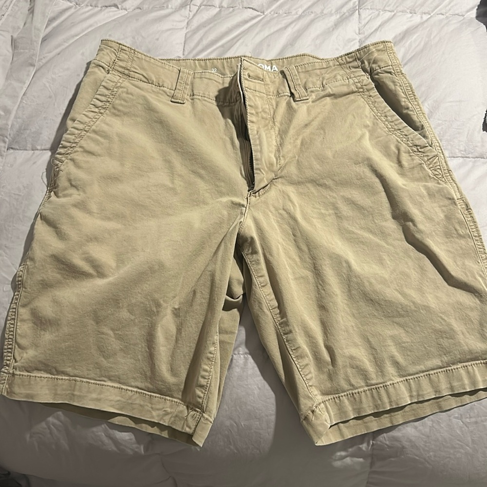 Kaki shorts size 32